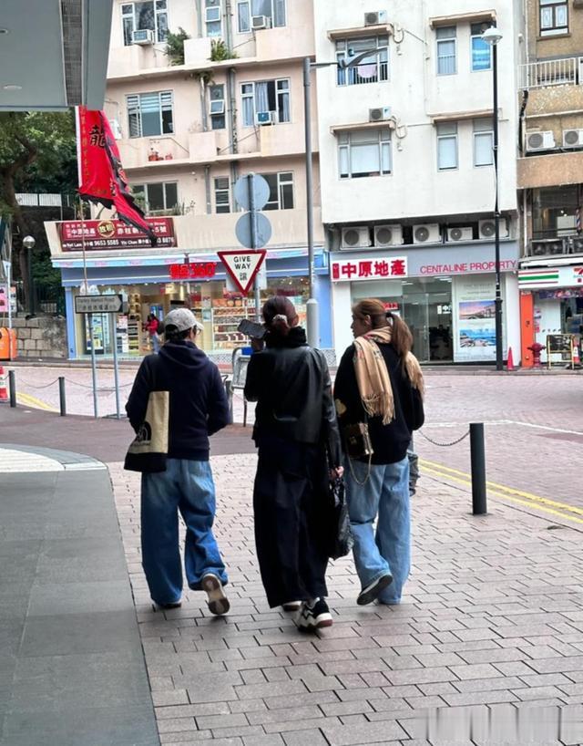 蔡少芬陈法蓉洪欣逛街被偶遇,仨人都是又高又瘦,生图状态好年轻