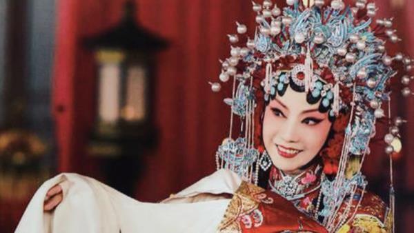 演员石凉：当过主持人也做过演员，经历两段婚姻，如今过得很幸福