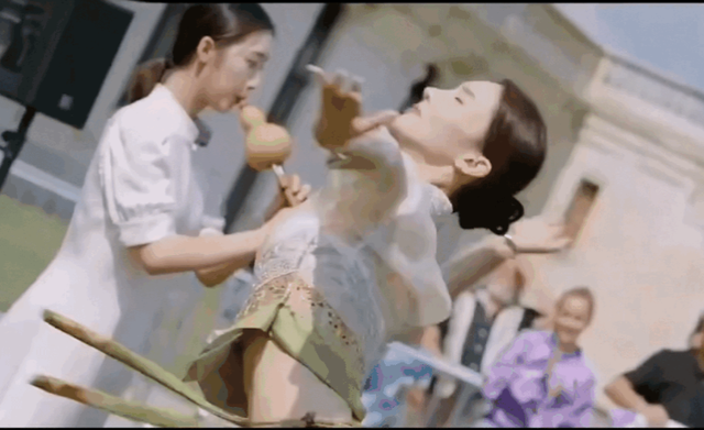 全网抵制！拿没教养当个性的她，终于惹了众怒！难怪金靖都嫌弃她