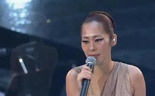 昔日乐坛巨星,和神秘大师共诞后代,街头露宿无钱住宾馆