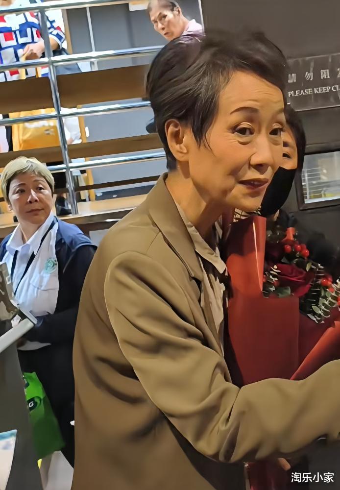 曝61岁叶童香港行生图,身材干瘪脸上画大浓妆,多人追着索要签名