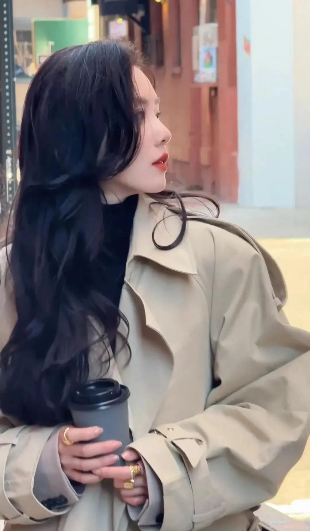 37岁刘诗诗惊喜现身纽约!一袭风衣搭配牛仔裤漫步街头,清纯性感