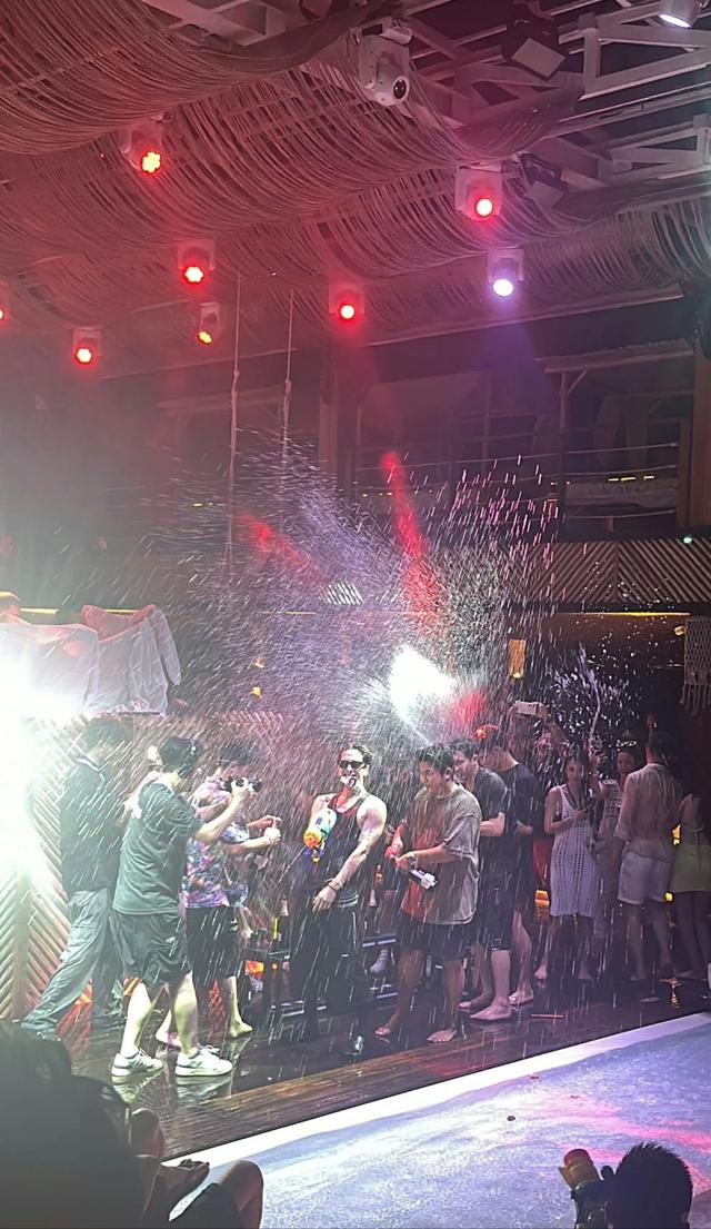 张馨月参加王嘉尔生日派对,网友 -太美了!