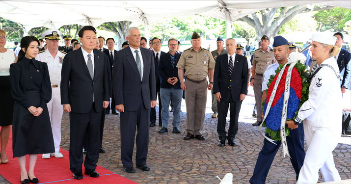 尹锡悦带着漂亮老婆去美国了!夫人穿平底鞋去扫墓,扎马尾像少女