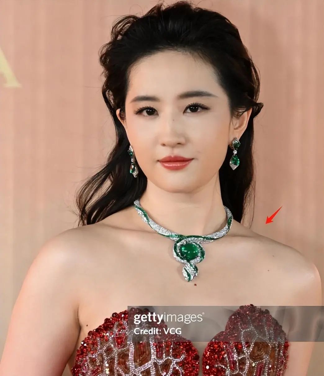 刘亦菲“又油又壮”到底算不算第一美女?看她和赵露思的同框就有答案