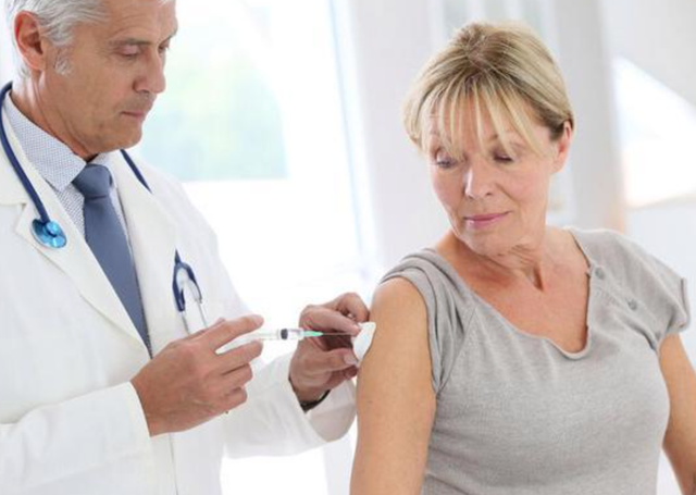 医生提醒：父母过了50岁后，一定要打这2种疫苗，别不当回事！