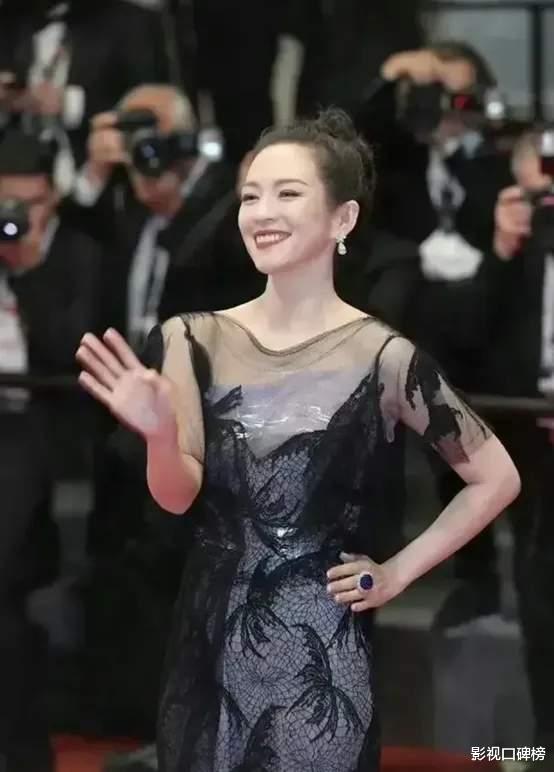 章子怡带儿子工作秀小蛮腰，暴露肚皮松弛，妊娠纹明显