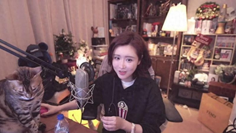 劣迹主播现身赵小臭直播间，镜头扫过直接被封禁，网友：害人精