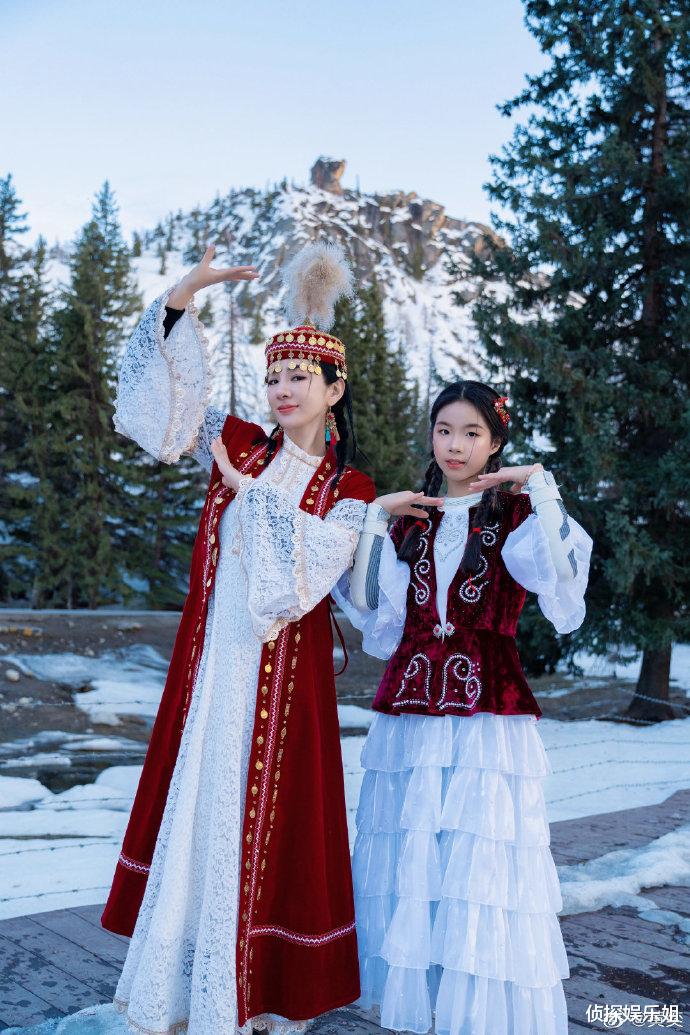 黄奕带女儿出游,11岁铛铛近照变化大好漂亮,身高猛蹿直追妈妈