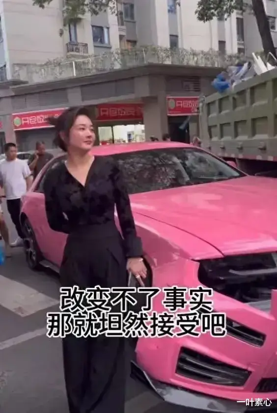 闹大了，劳斯莱斯女车主不走保险的原因曝光，大货车司机疑被利用