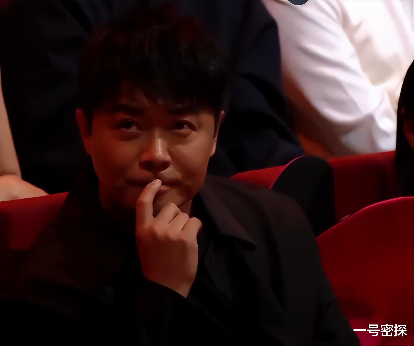 章子怡哽咽致谢张艺谋,张艺谋鞠躬回应!章子怡变柔软了,她老了