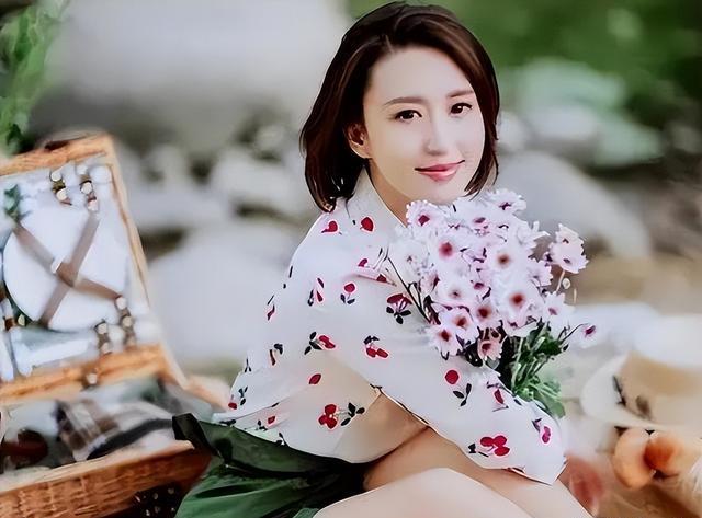 为财产嫁给70岁老翁,供养3位年轻男子,央视女主持的传闻实在荒谬