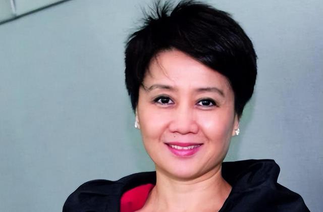 娱乐圈十大“妈宝男”:个个堪称“巨婴”,有人40岁与妈妈同睡