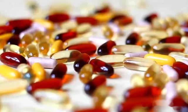 医生忠告：患上高血压的人，一定要补充3种维生素，预防脑梗上门