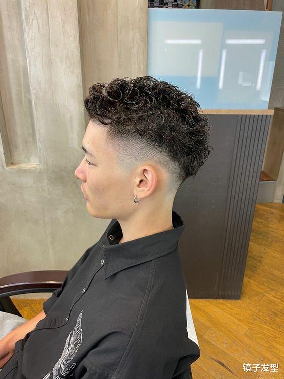 男士发型新风尚：两侧铲短头顶烫卷卷