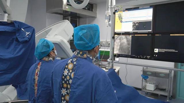 鹤峰县中心医院成功开展首例冠状动脉造影及支架植入术