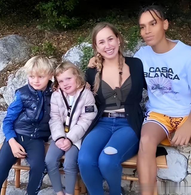 摩纳哥亲王撇下正妻夏琳,高调带着私生女出席晚会,不给王妃面子