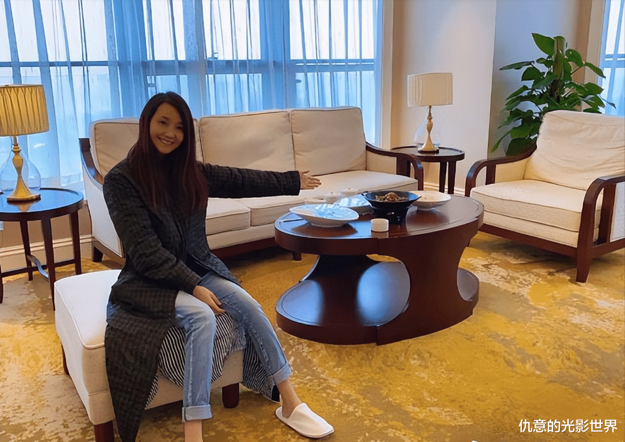 过气港星携“落魄童星”丈夫内地商演吸金,靠唱一首歌月入百万