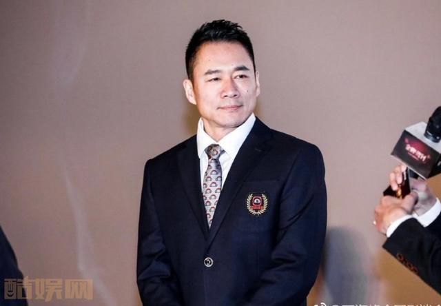 54岁“武松”丁海峰曝光:在美国树林砍柴烤肉,美国豪宅尽显气派