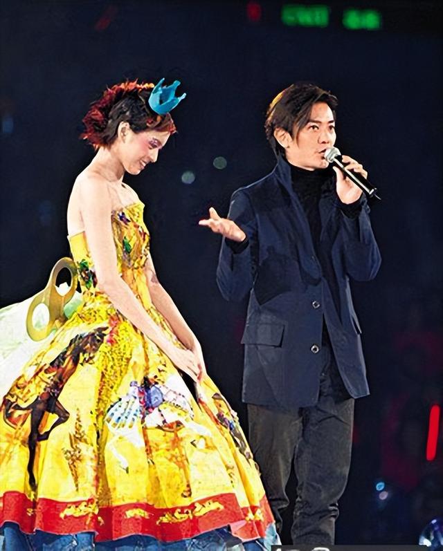 看56岁郑伊健现在的处境,才知道,导演王晶的话终究是错了