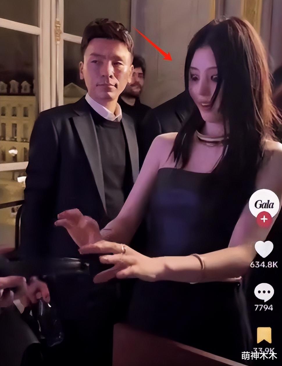 韩星韩素希当众举止异常,五官不受控表情怪异,被质疑精神不正常