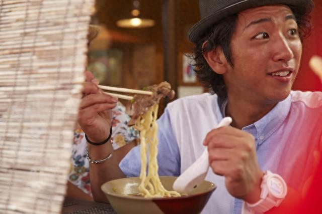 中午正是饭口的时候,面馆里只有我们两个顾客,我们真的有点担心