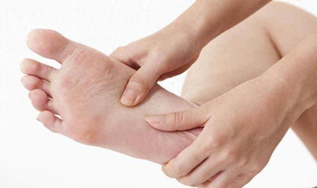 医生提醒：腿上出现这几种迹象，可能是癌症在偷偷靠近，别大意！