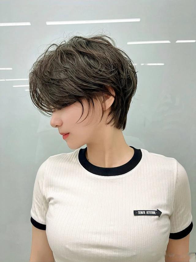 女发别乱剪，最值得尝试还是层次短发，动感还时尚