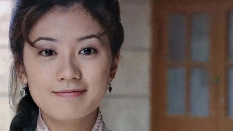 50岁冻龄女神贾静雯深V西装亮相，过气女演员成功逆袭