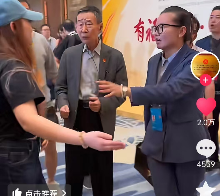 李雪健罕见发火!金鸡百花后台怒斥女工作人员,打脸多少流量明星