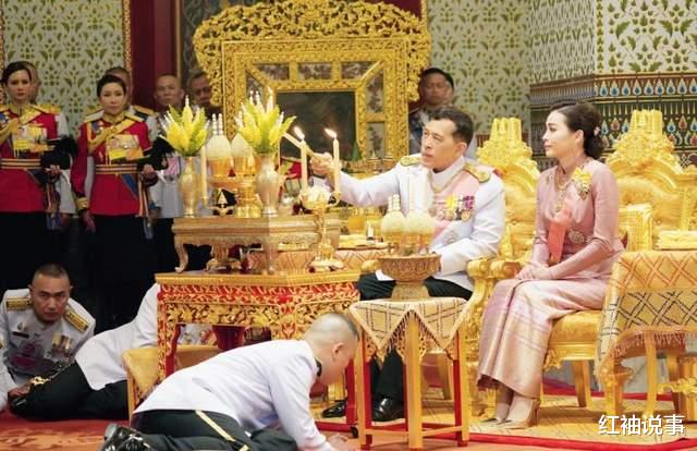 苏提达王后走少女路线，樱花礼服仙气飘飘，跟国王老公秀恩爱