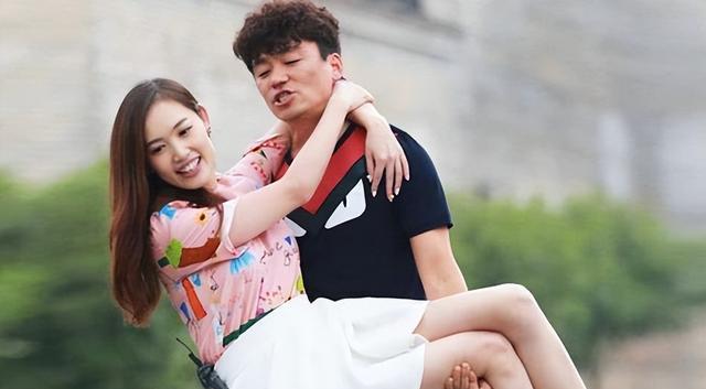 40岁王宝强近况曝光!带女友低调聚餐,开200w大G,生活非常潇洒