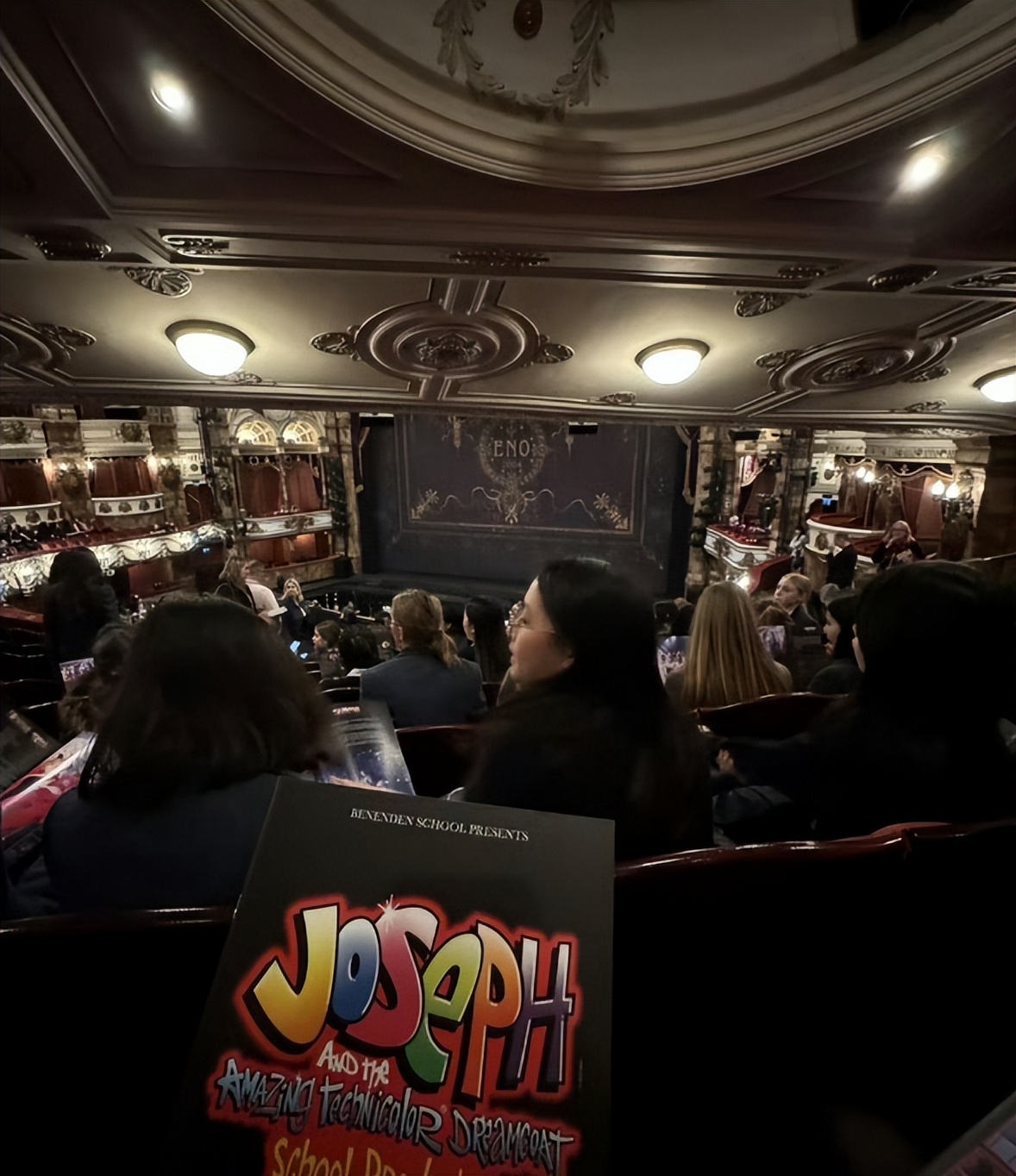 王诗龄晒英国学校出游照!穿英式校服似贵族,与同学合照似陪衬