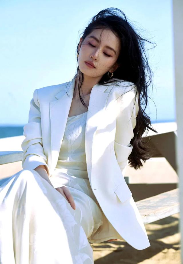 巴黎这夜！41岁的唐嫣撞上37岁的刘诗诗，真是没有对比就没有伤害