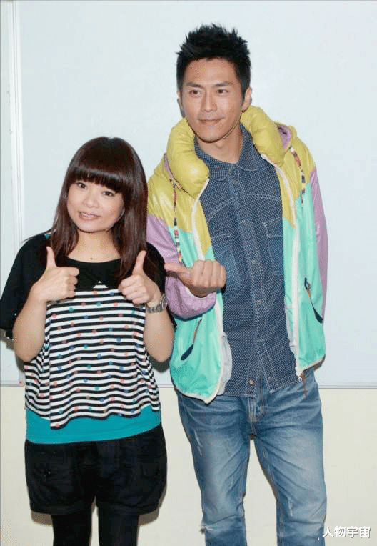 她外貌平凡事业如日中天,每段情均遭插足,抱过多位帅哥53岁未婚