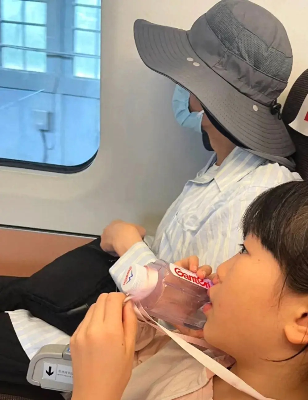 韦东奕第一次去故宫博物院,在堂姐面前,韦神开心的像个孩子