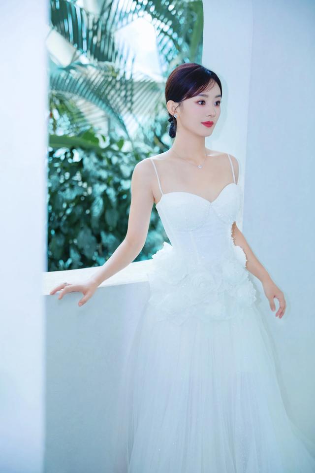 赵丽颖维达代言,穿的跟婚纱似的,不过真好看