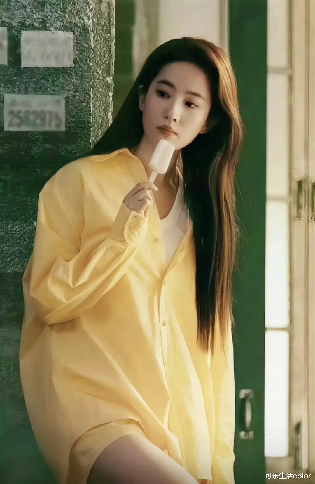 顶级名媛摆地摊？为爱放弃事业，曾放言唔忧嫁！三个靓女一齐做“换装骚”，被赞靓爆镜～