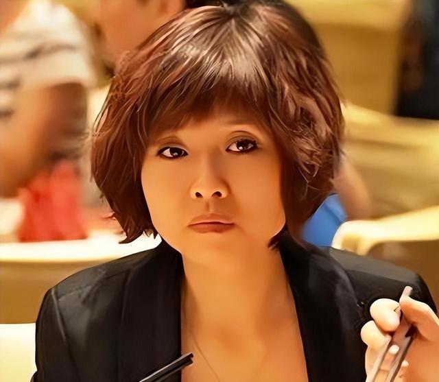 丢下刚出生40天的女儿!与富商私奔的刀郎前妻,如今可曾后悔过?