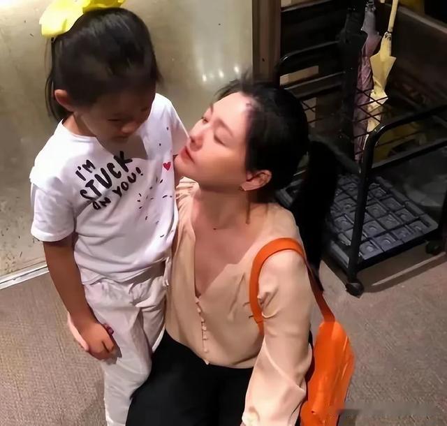 大S疑无时间打扮女儿，汪希玥衣着土气见爸爸，汪小菲却西装革履