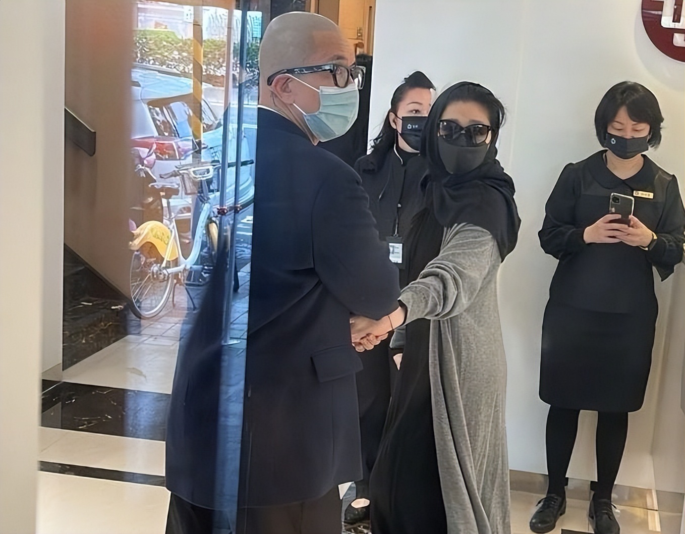 一件透视裙,将大S的尴尬境况,展现的淋漓尽致