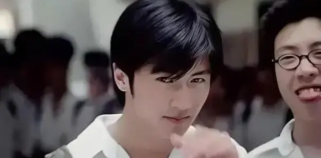 刘德华怎么也想不到，当年随口亲的婴儿，居然差点把他踢下神坛