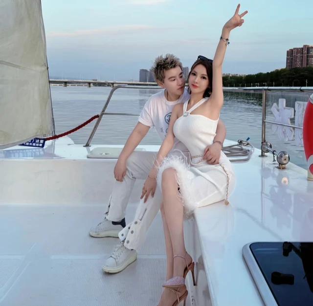 郭美美再度炫富受质疑,和同性伴侣享受生活,坐游艇戴珠宝太享受