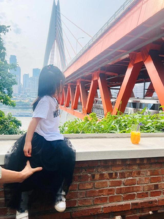 唐艺昕和女儿合照，真的好罕见，穿搭好时尚