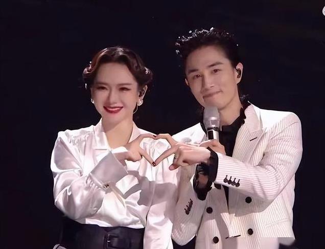 收手吧戚薇!没完没了地打“夫妻擦边球”?这么多年观众都看腻了