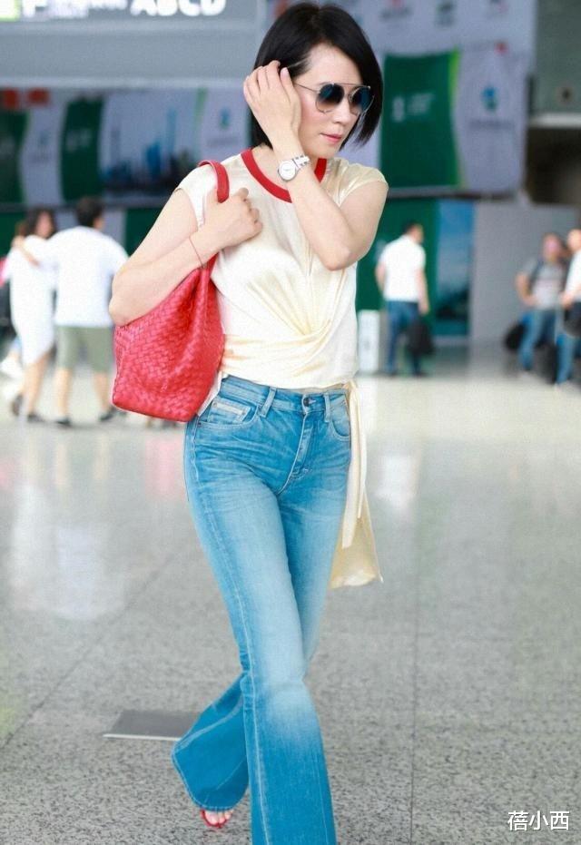 俞飞鸿剪了短发后气质更高级!穿短上衣+喇叭裤,53岁美出新高度