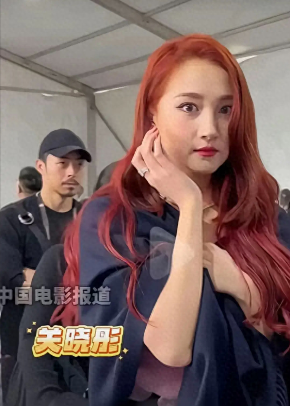 关晓彤27岁参加活动生图似少妇,网友辣评:生孩子了?