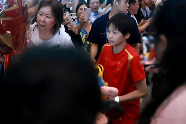 同样被粉丝围堵看全红婵与陈梦在机场的处境反应差距一目了然