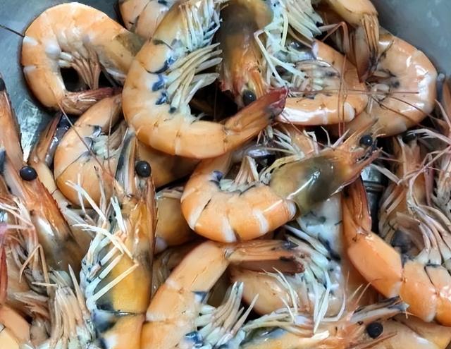 市場買的活蝦，為什么煮出來卻變成黑色的呢？是因為蝦吃藥了嗎？