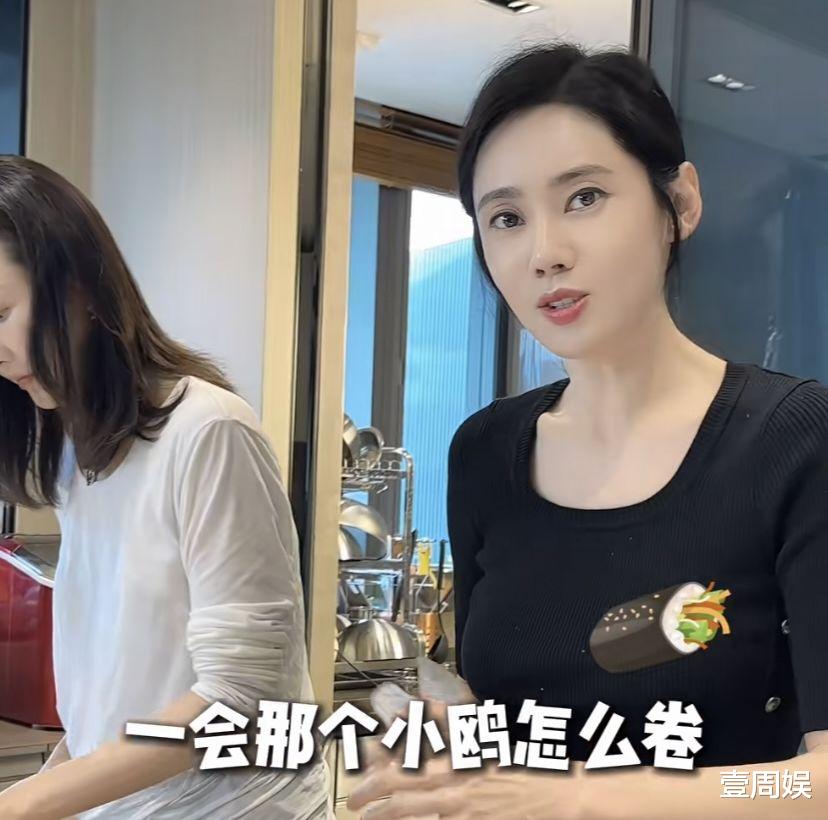 秋瓷炫邀请王鸥来家做客,私下关系曝光,网友:你老公晚上看剧本吗